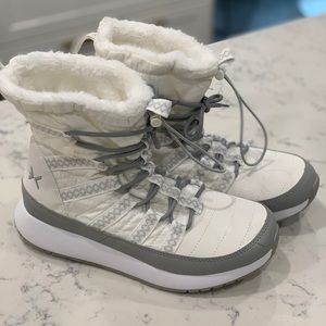 Snow boots